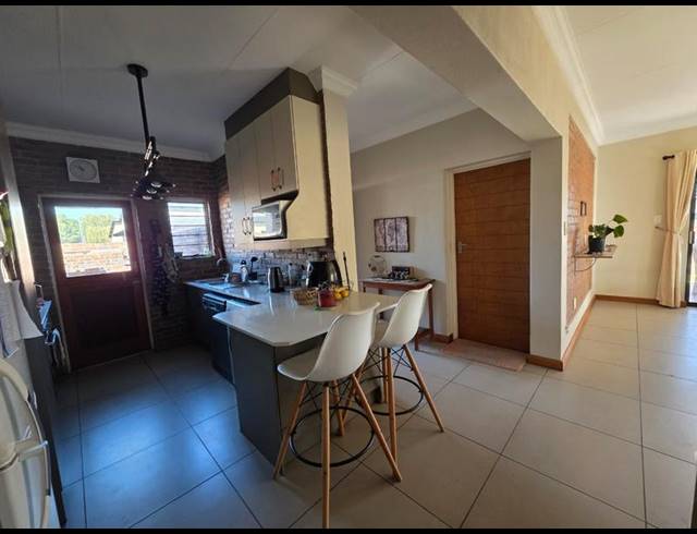 3 BEDROOM CLUSTER FOR SALE IN POMONA